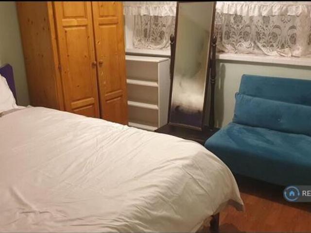 Flat for rent in Cat Hill, England
