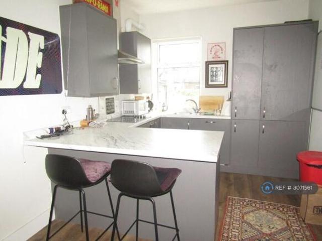 Flat for rent in Cat Hill, England