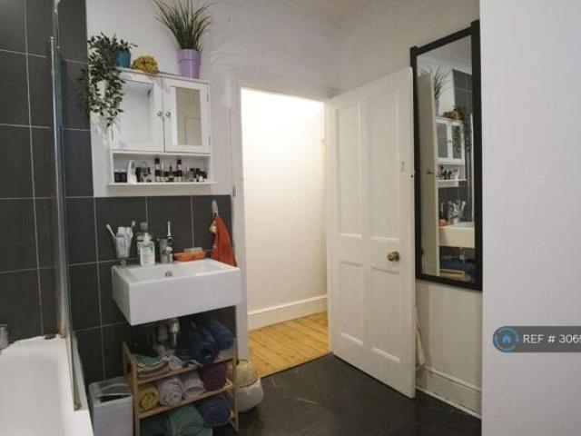 Flat for rent in Cat Hill, England