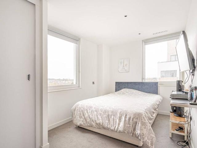 Flat for rent in Colindale