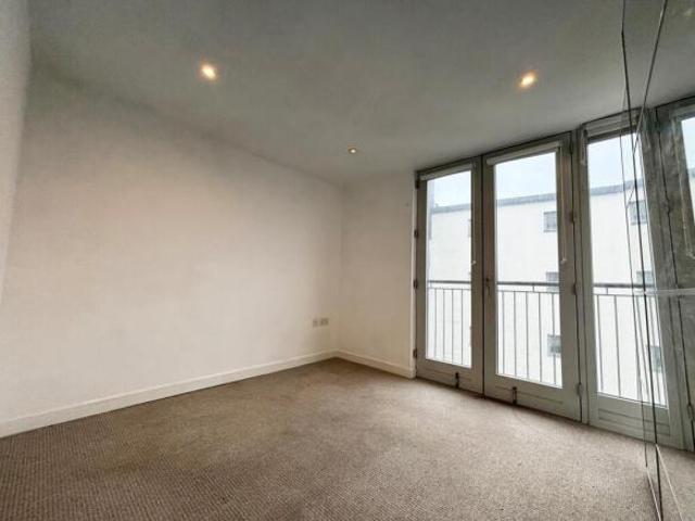 Flat for rent in South Lane, West Yorkshire