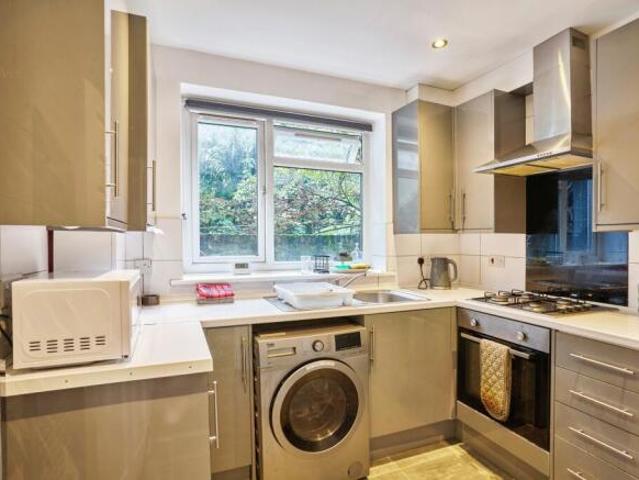 Flat for rent in Froggatt, East Midlands