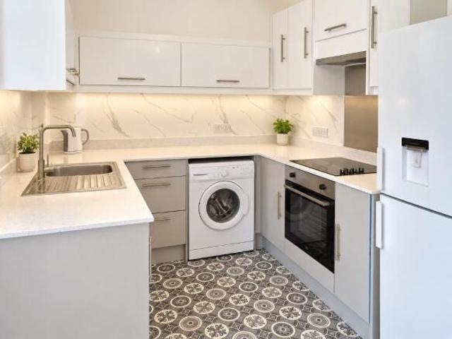 Flat for rent in Cat Hill, England