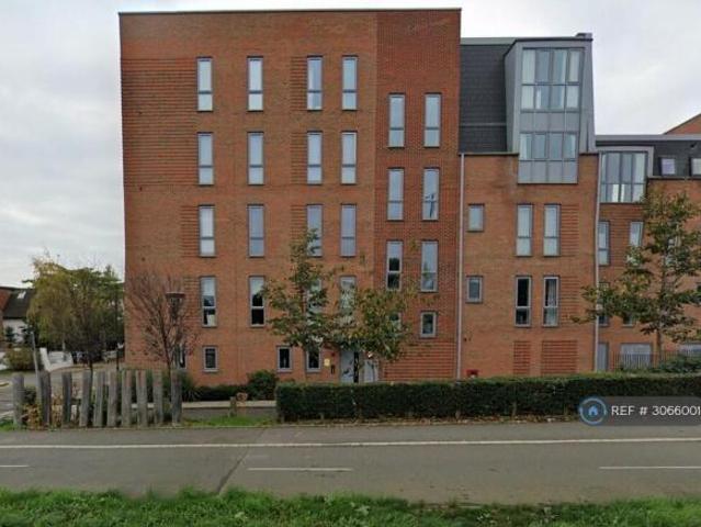 Flat for rent in Cat Hill, England