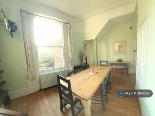 Flat for rent in Cat Hill