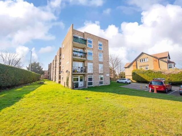 Flat for rent in Cheam, Greater London
