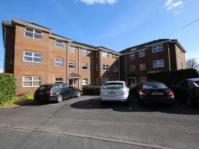 House for rent in Row Town, Surrey