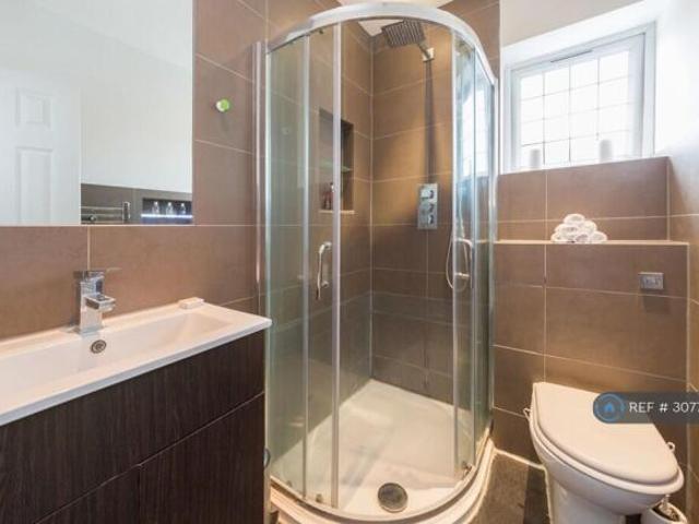 Flat for rent in Cat Hill, England