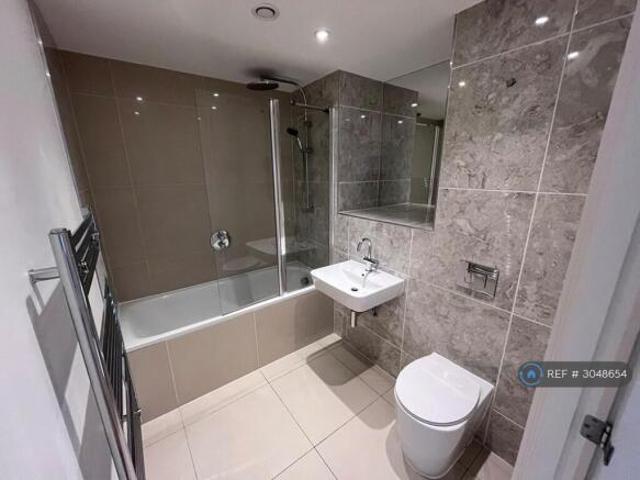 Flat for rent in Cat Hill, England
