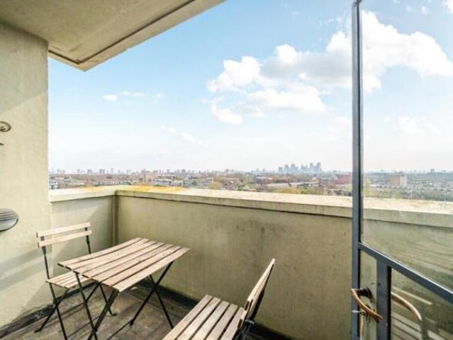Flat for rent in Cat Hill, England