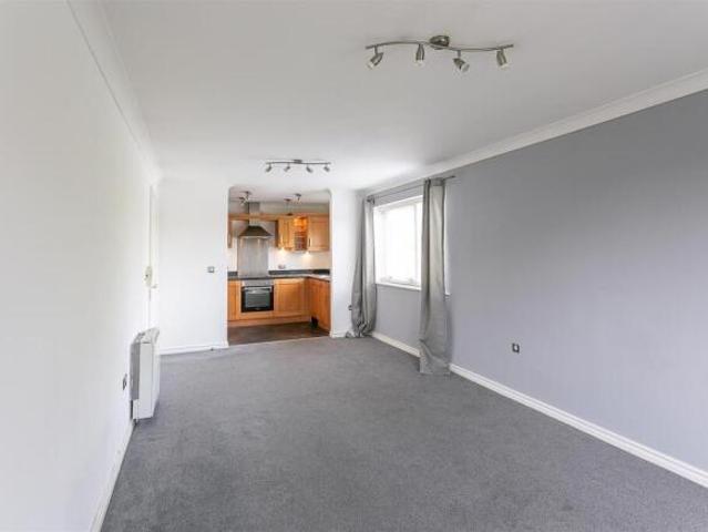 Flat for rent in South Lane, West Yorkshire