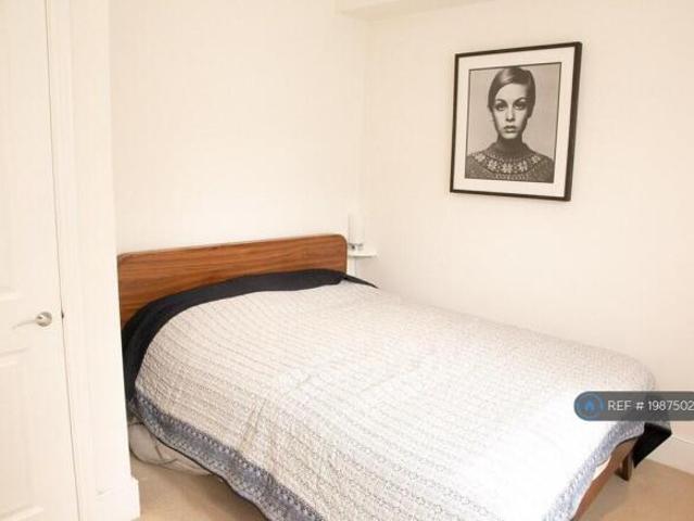 Flat for rent in Cat Hill, England