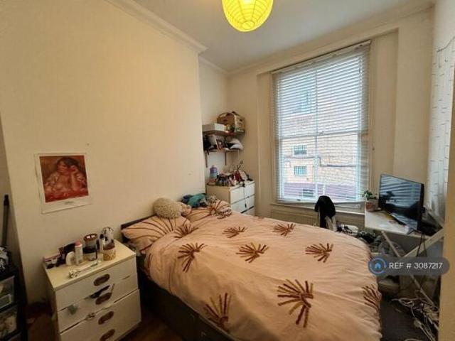 Flat for rent in Cat Hill, England