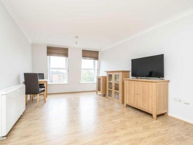 Flat for rent in London Borough of Merton, Raynes Park