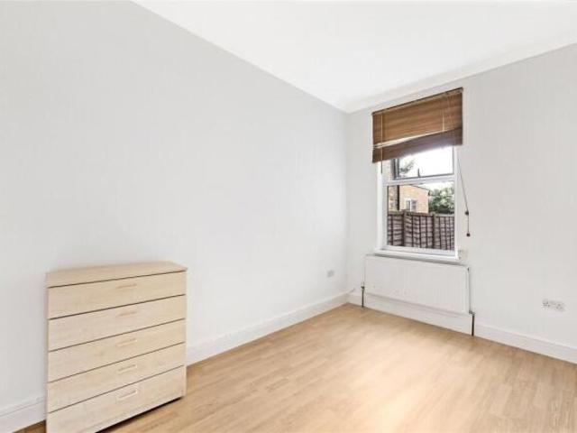 Flat for rent in Cat Hill, England