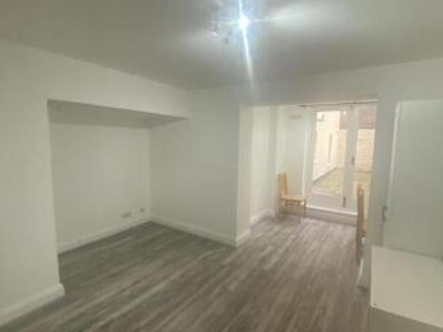 Flat for rent in Cat Hill