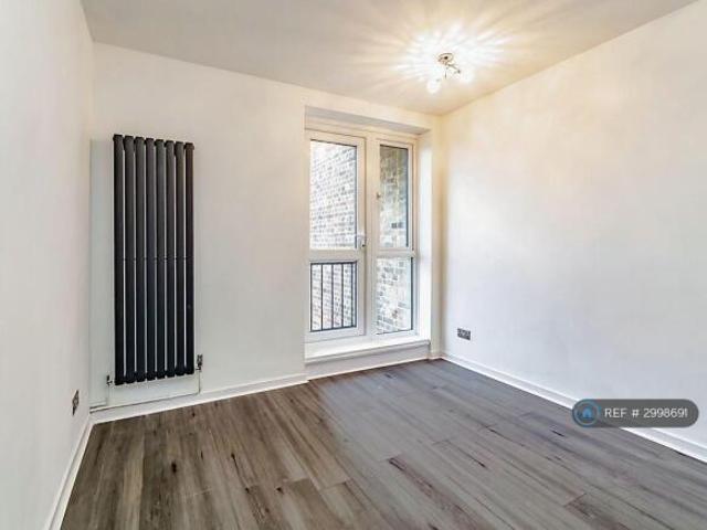 Flat for rent in Cat Hill, England
