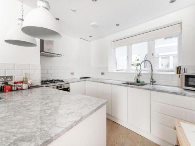 Flat for rent in Cat Hill, England