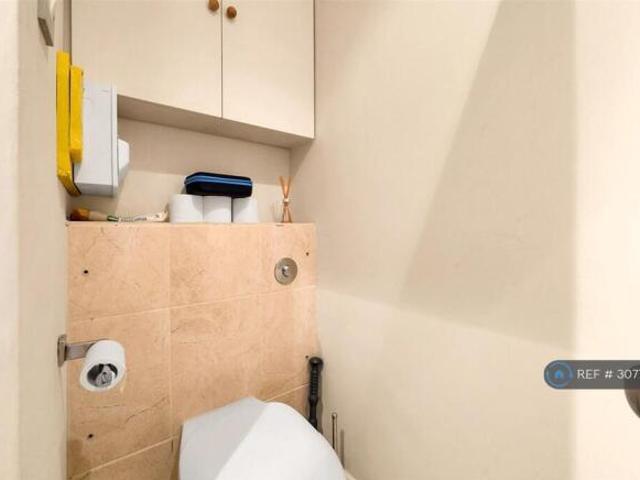 Flat for rent in Cat Hill, England
