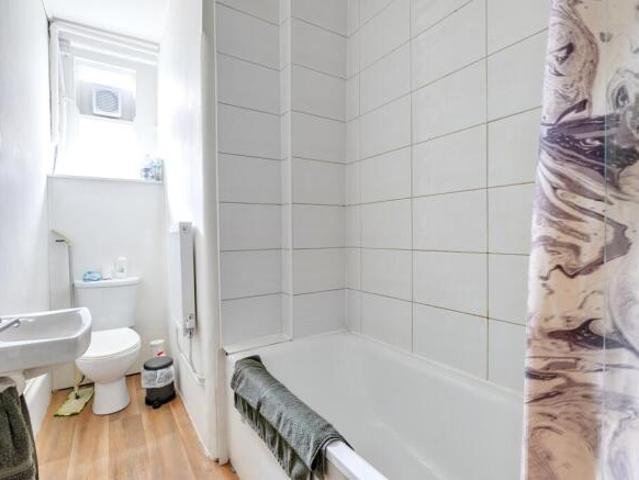 Flat for rent in Cat Hill, England