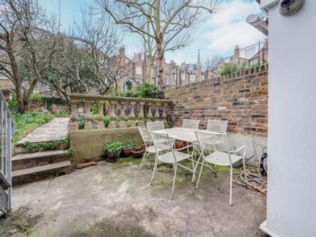 Flat for rent in Cat Hill, England
