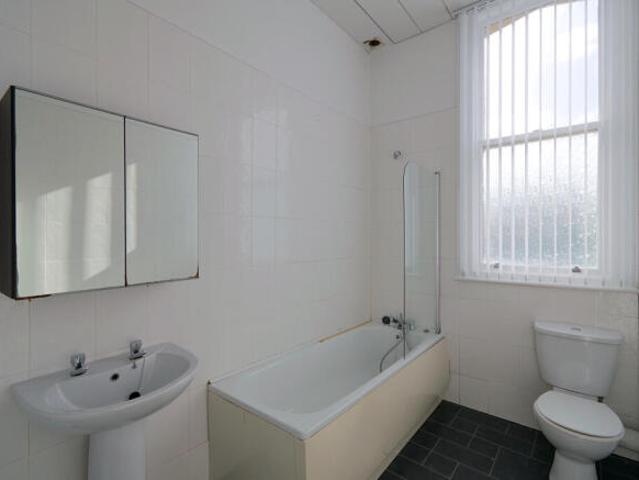 Flat for rent in Calderstones
