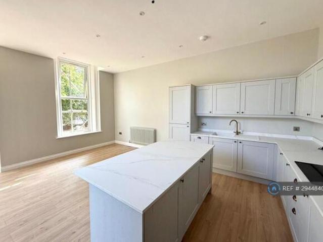 Flat for rent in Calderstones