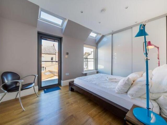 Flat for rent in Cat Hill, England