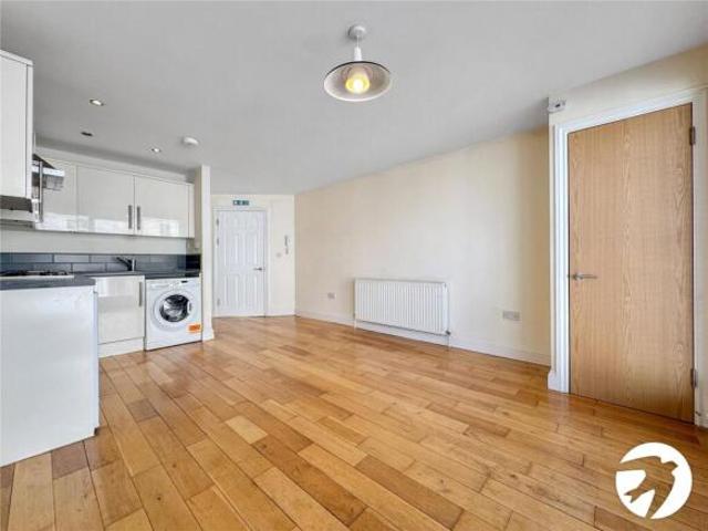 Flat for rent in Cat Hill, England