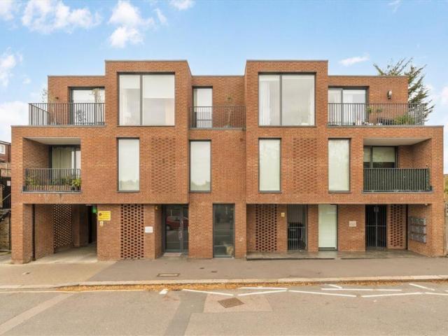 Flat for rent in Cricklewood, Brent