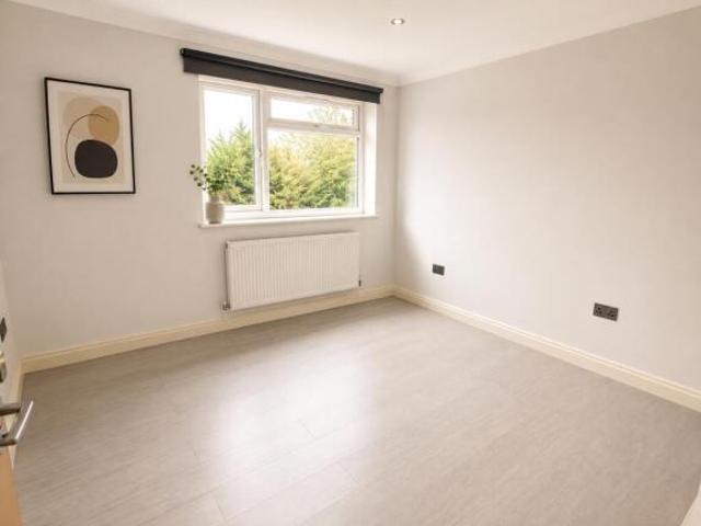 Flat for rent in Cheam, Greater London
