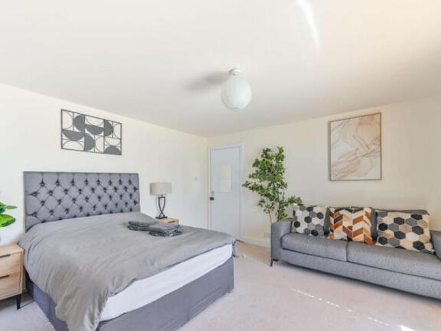 Flat for rent in Cat Hill