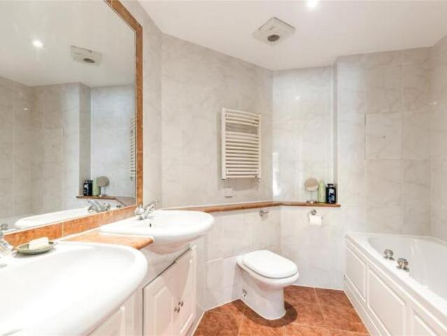 Flat for rent in Cat Hill, England