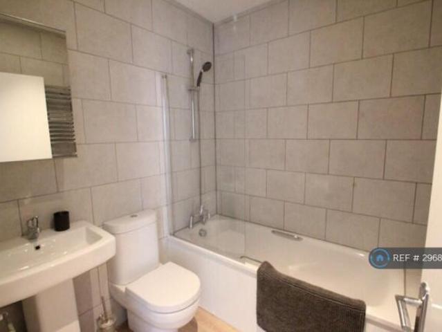 Flat for rent in Cat Hill, England