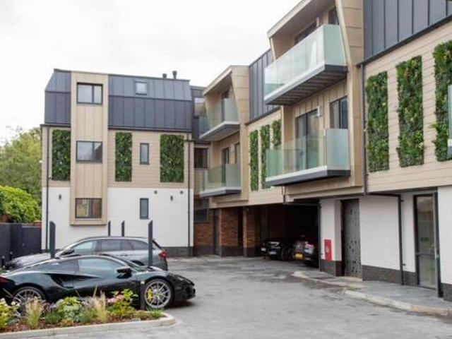 House for rent in Row Town, Surrey