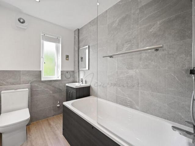 Flat for rent in Cat Hill, England