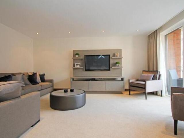 Flat for rent in Cat Hill, England