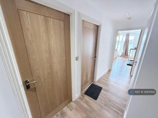 Flat for rent in Cat Hill, England
