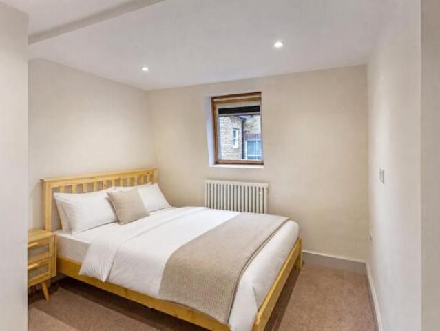 Flat for rent in Cat Hill, England