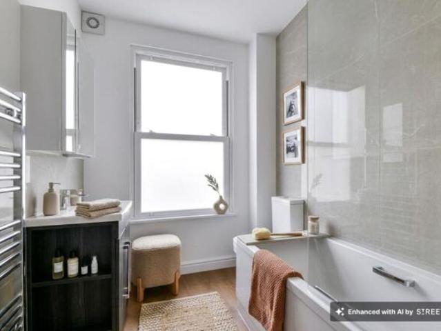 Flat for rent in Cat Hill, England