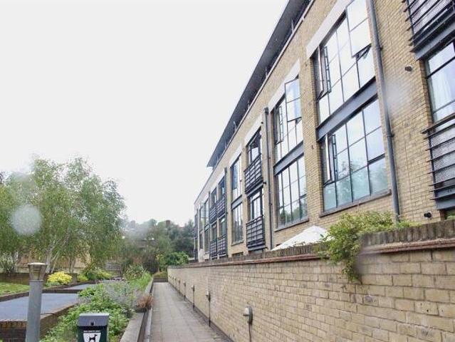 Flat for rent in Brentford End, Greater London