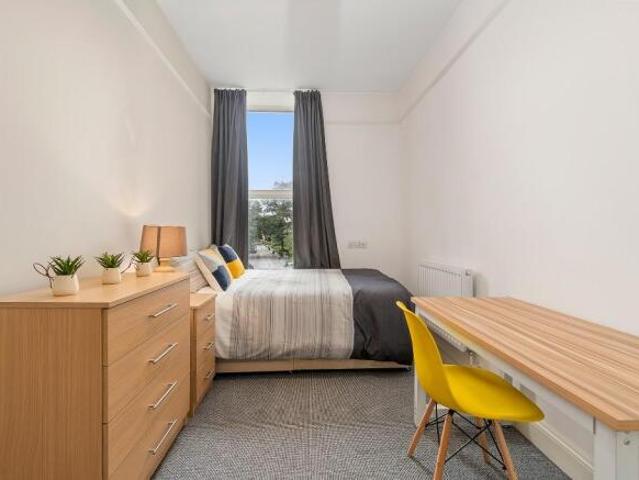 Flat for rent in Follaton, Strode