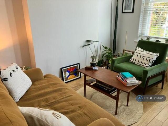 Flat for rent in Cat Hill, England