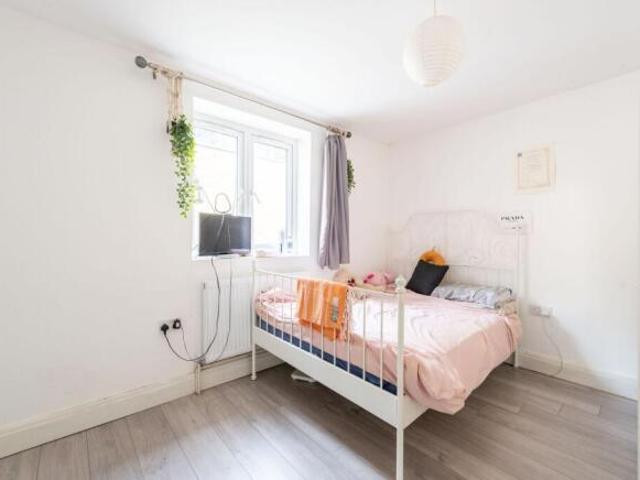 Flat for rent in Tooting Graveney, Greater London