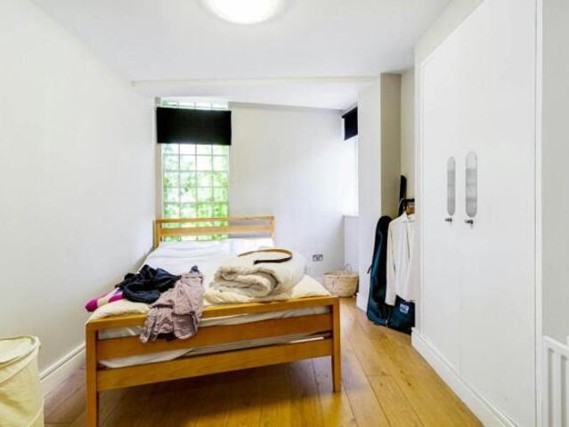 Flat for rent in Cat Hill, England