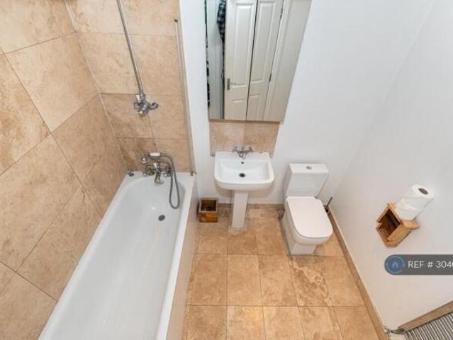 Flat for rent in Cat Hill, England