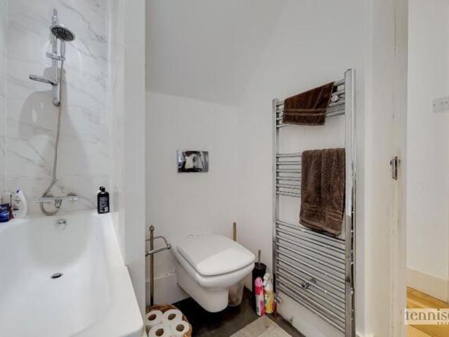 Flat for rent in Tooting Graveney, Greater London