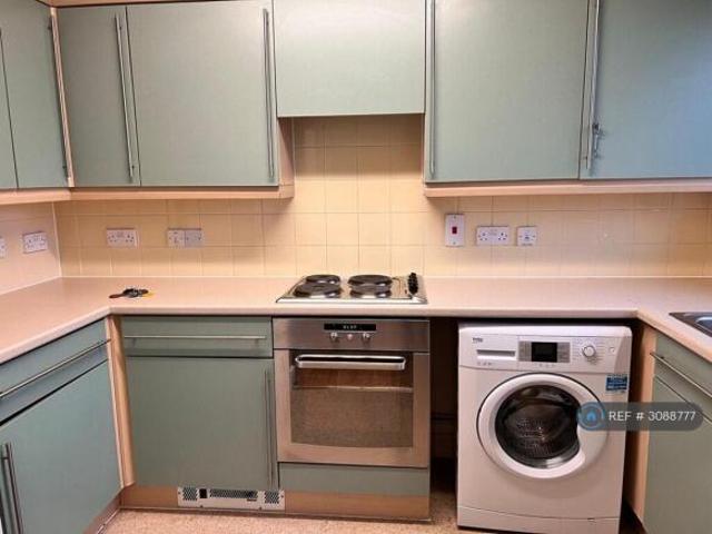 Flat for rent in Cat Hill, England