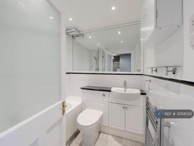 Flat for rent in Cat Hill, England
