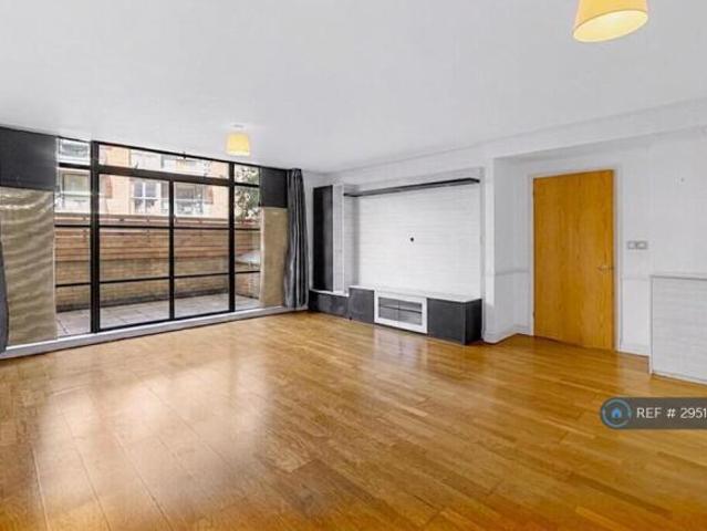 Flat for rent in Brentford End, Greater London
